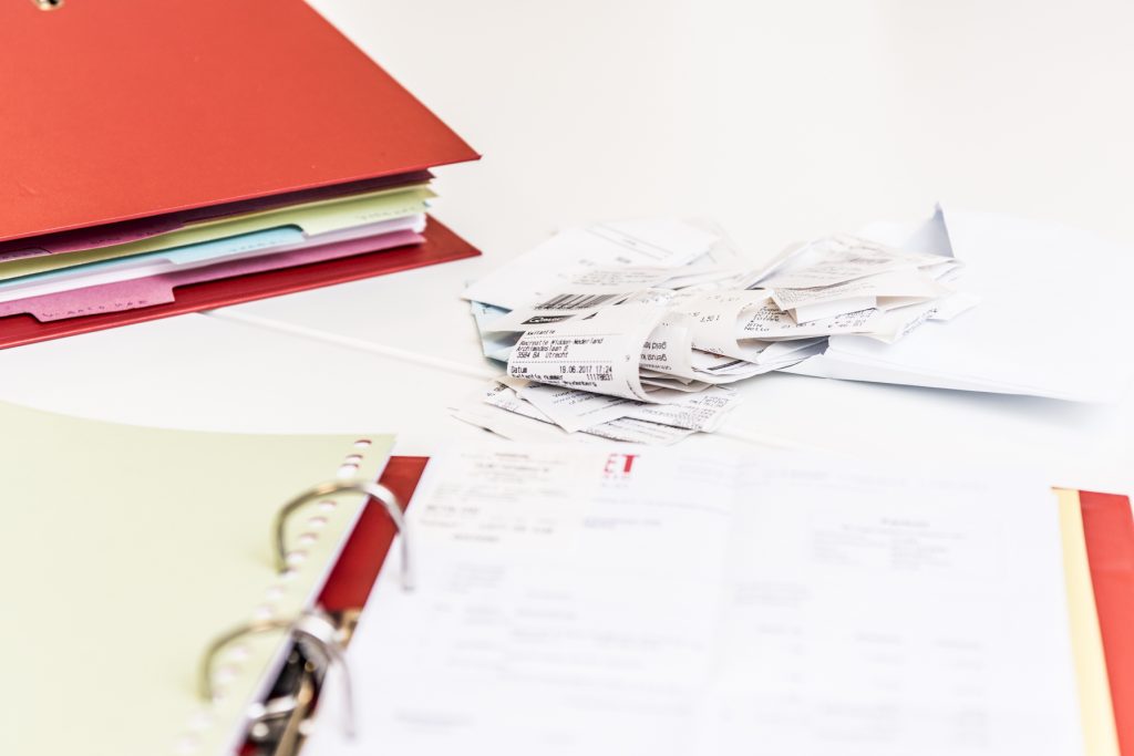 Administratie bij Kalimat — pen en papier